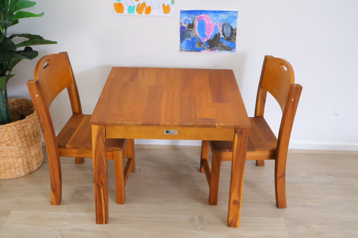 Hardwood table with 2 stacking chairs - Image 6