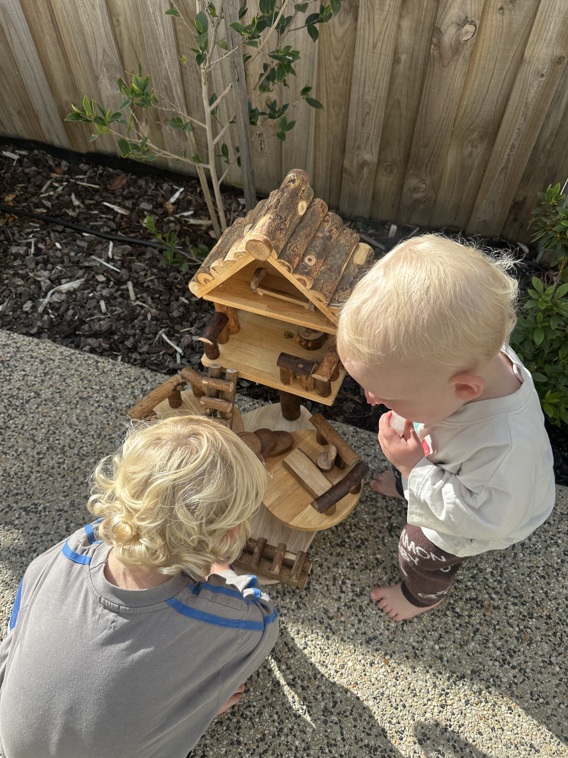 919 (7) Large Tree House - Image 1