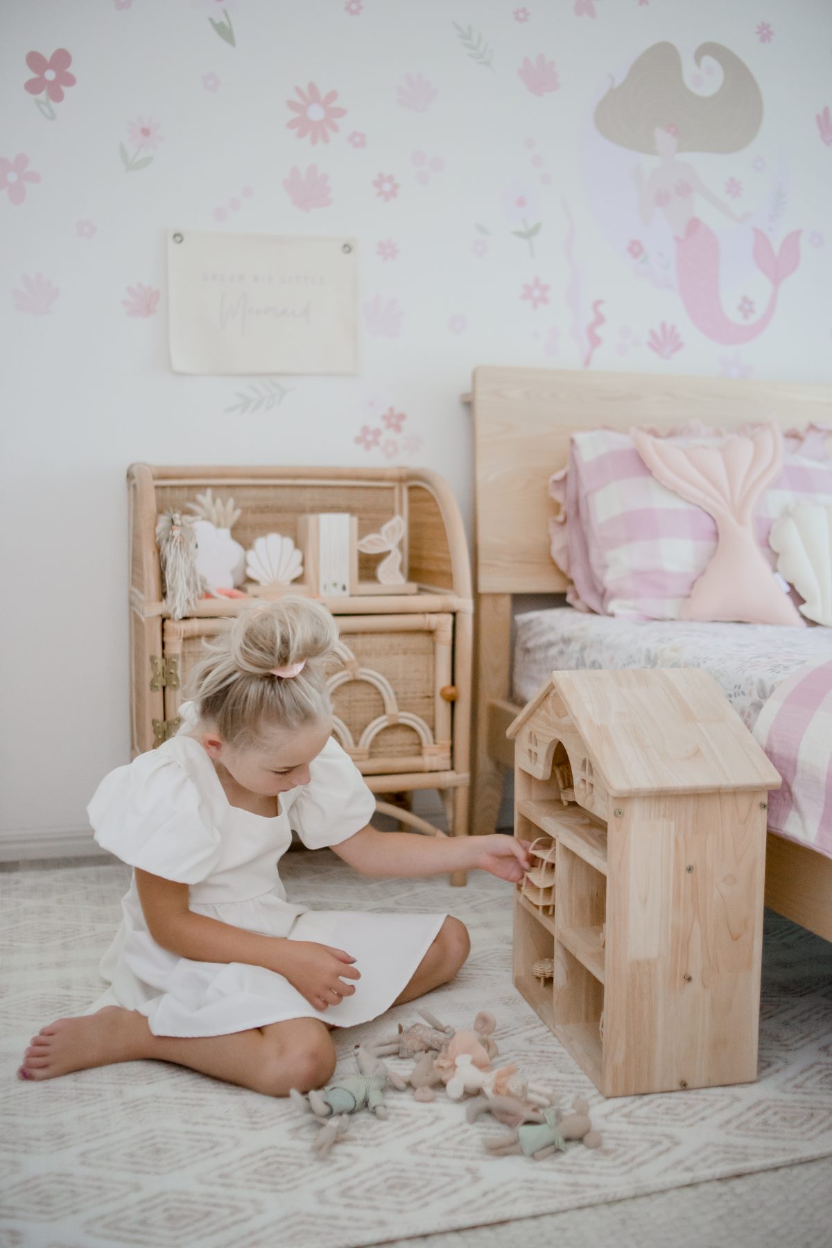 Classic Wooden Dollhouse - Image 12