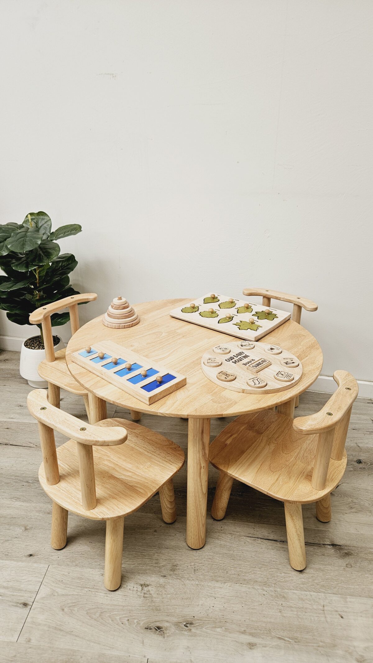 Round table and 4 chairs - Image 5