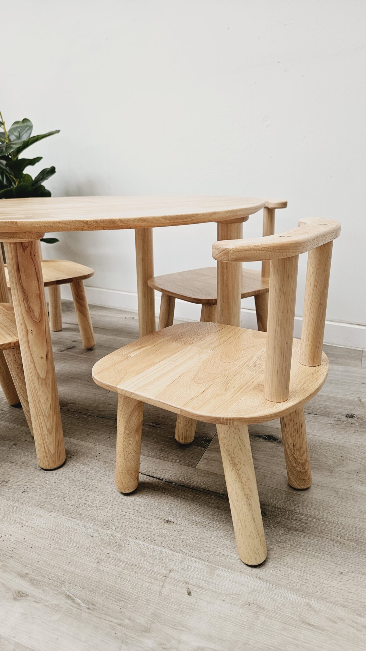Round table and 4 chairs - Image 8