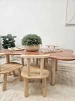 Children's hardwood cloud table with 4 chairs - Image 2